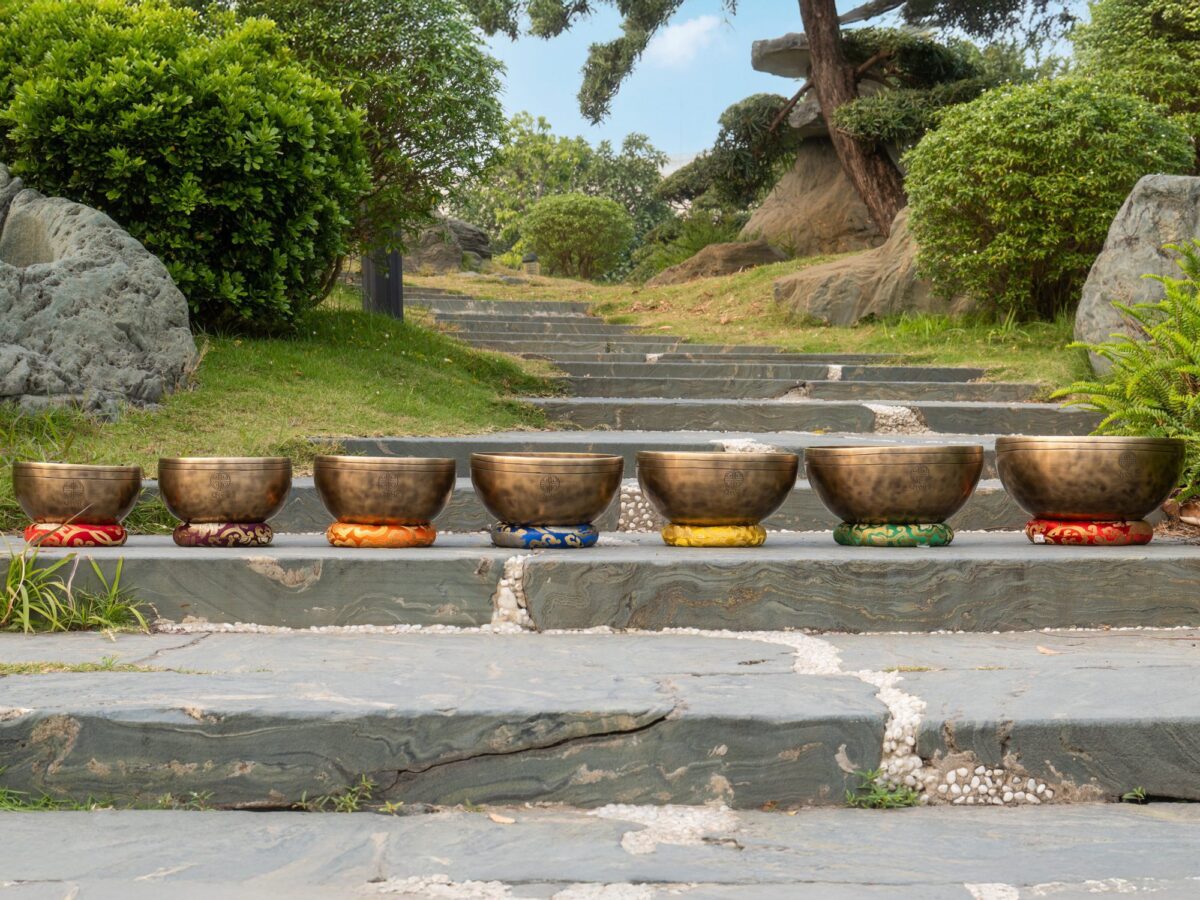 _DSC9140 Bát Tây Tạng trên bậc đá ngoài trời Bộ 7 Chuông Full Moon Hệ Vedic 17-28cm – By Santa Ratna Shakya