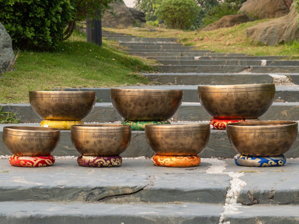 _DSC9143 Bát hát Tây Tạng trên thảm cỏ xanh mát. Bộ 7 Chuông Full Moon Hệ Vedic 17-28cm – By Santa Ratna Shakya