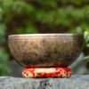 _DSC9149 Bát tụng kinh trên tấm đệm đỏ hoa văn. Bộ 7 Chuông Full Moon Hệ Vedic 17-28cm – By Santa Ratna Shakya
