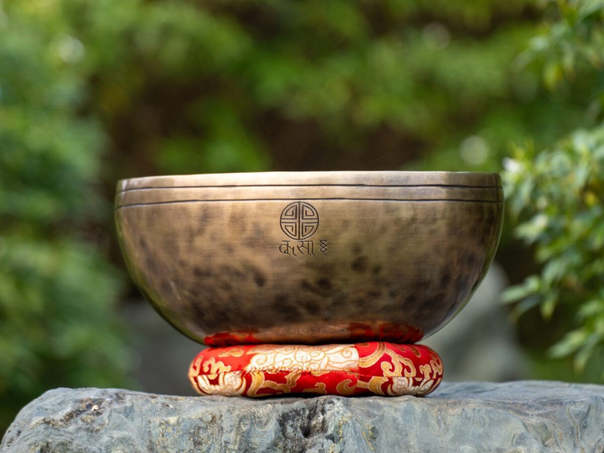 _DSC9149 Bát tụng kinh trên tấm đệm đỏ hoa văn. Bộ 7 Chuông Full Moon Hệ Vedic 17-28cm – By Santa Ratna Shakya