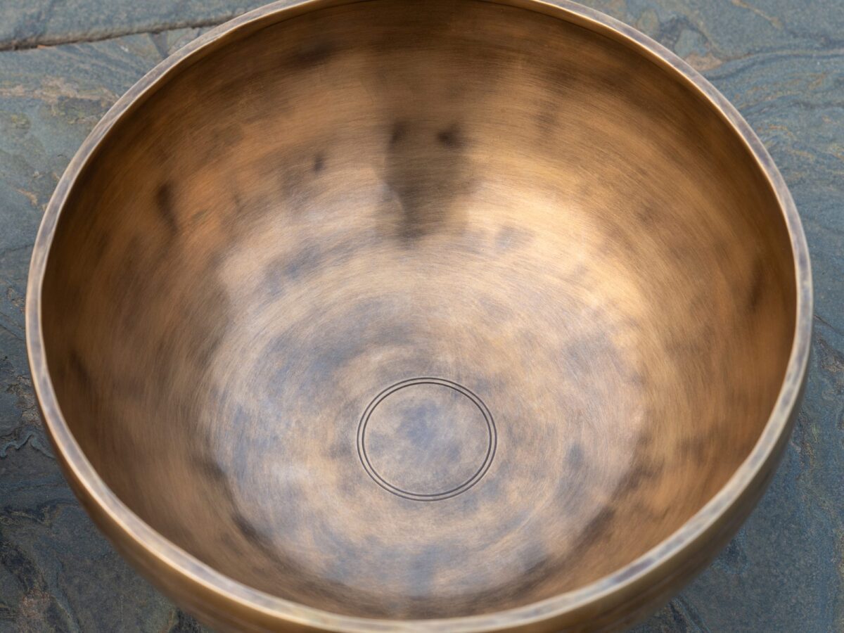 _DSC9158 Chậu kim loại đồng trên nền đá tự nhiên. Bộ 7 Chuông Full Moon Hệ Vedic 17-28cm – By Santa Ratna Shakya