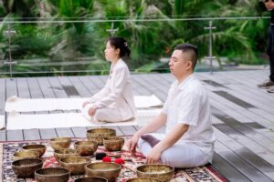 Thiền định ngoài trời với bát thiền và thảm