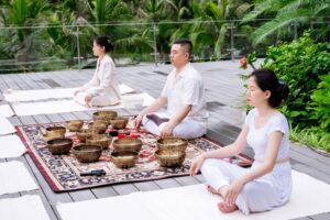 Thiền ngoài trời với chuông đồng