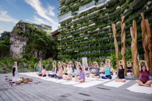 Lớp yoga ngoài trời tại khu nghỉ dưỡng xanh
