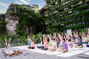 Lớp yoga ngoài trời tại khu nghỉ dưỡng xanh