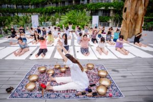 Nhóm người luyện tập yoga ngoài trời cùng nhau.