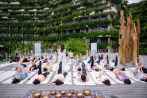 Lớp yoga ngoài trời tại khu du lịch xanh