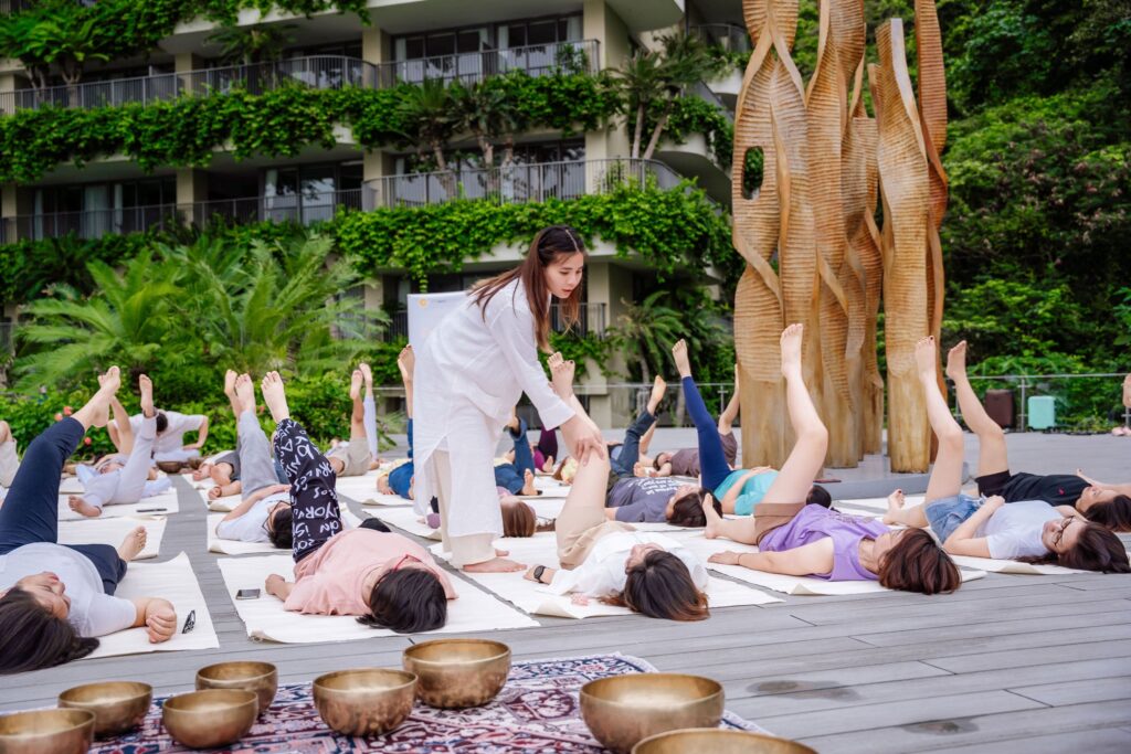 Lớp học yoga ngoài trời với hướng dẫn viên. Trị Liệu Chuông Xoay Và Yoga Tại Cát Bà: Hành Trình Kết Nối Thiên Nhiên Và Năng Lượng