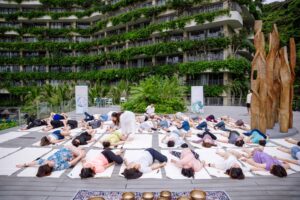 Lớp yoga ngoài trời tại khu nghỉ dưỡng xanh