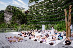 Lớp yoga ngoài trời tại khu nghỉ dưỡng xanh
