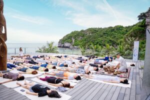 Lớp yoga bãi biển với nhiều người tham gia