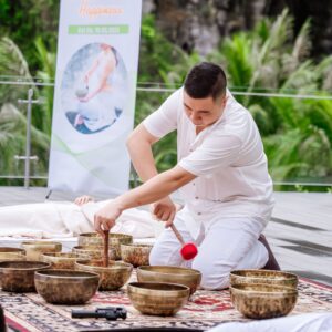 Người chơi chuông hát ngoài trời, thiên nhiên xanh