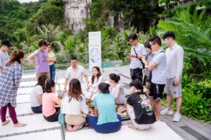 Nhóm người ngồi ngoài trời thảo luận vui vẻ.
