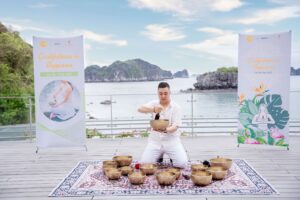 Trị liệu âm thanh trên bờ biển Cát Bà
