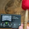 Máy chỉnh âm metronome và dùi trống.