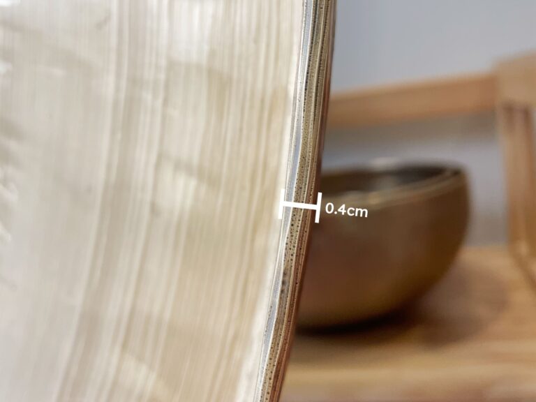 Cận cảnh độ dày 0,4cm của mép vật liệu.