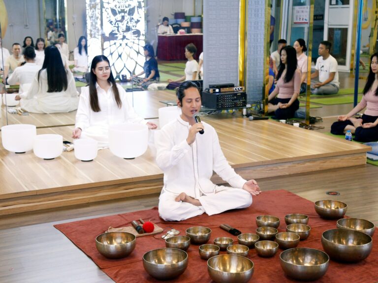 Buổi thiền với chuông đồng và người tham gia.