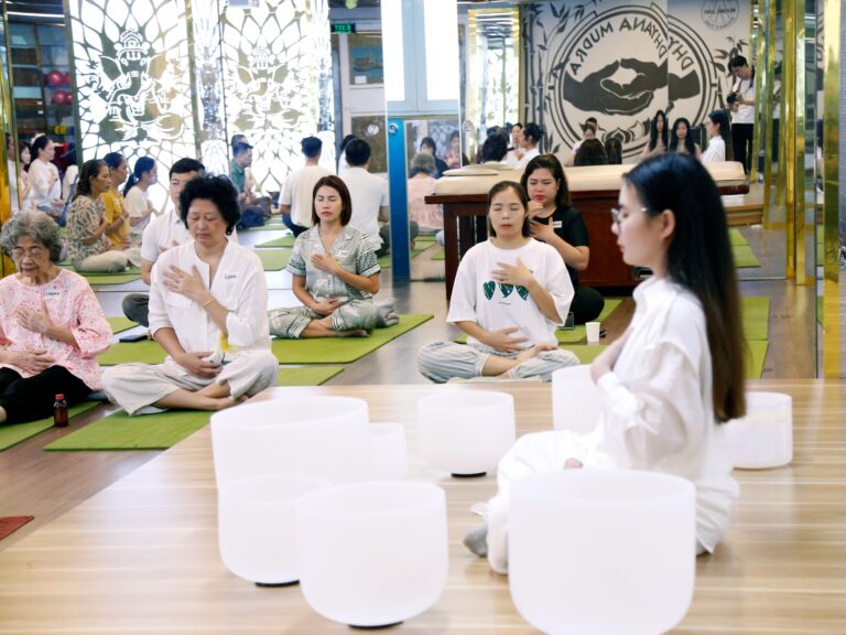 Người tham gia khóa học thiền trong phòng tập