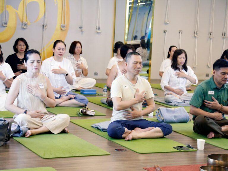 Nhóm người đang thiền trên thảm yoga