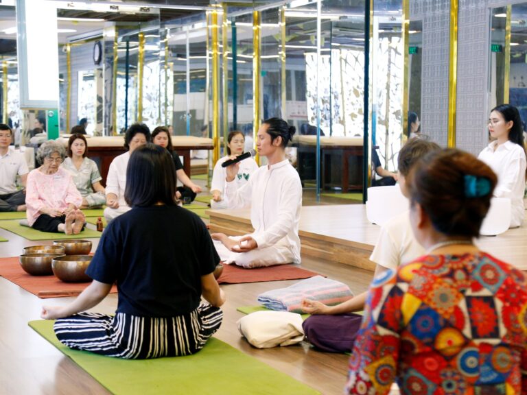 Nhóm người tham gia buổi thiền định trong nhà.