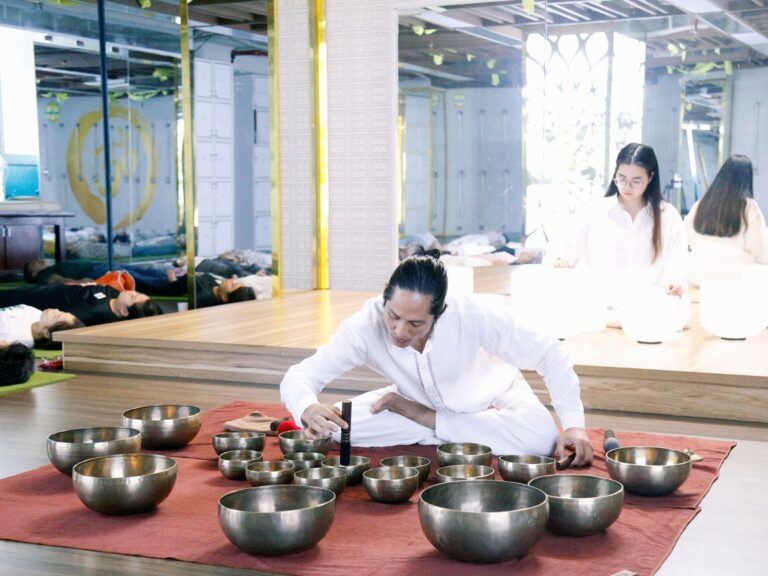 Người chơi chuông hát trong phòng yoga