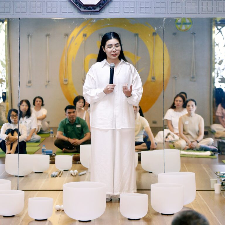 Người phụ nữ nói trước gương trong phòng thiền.