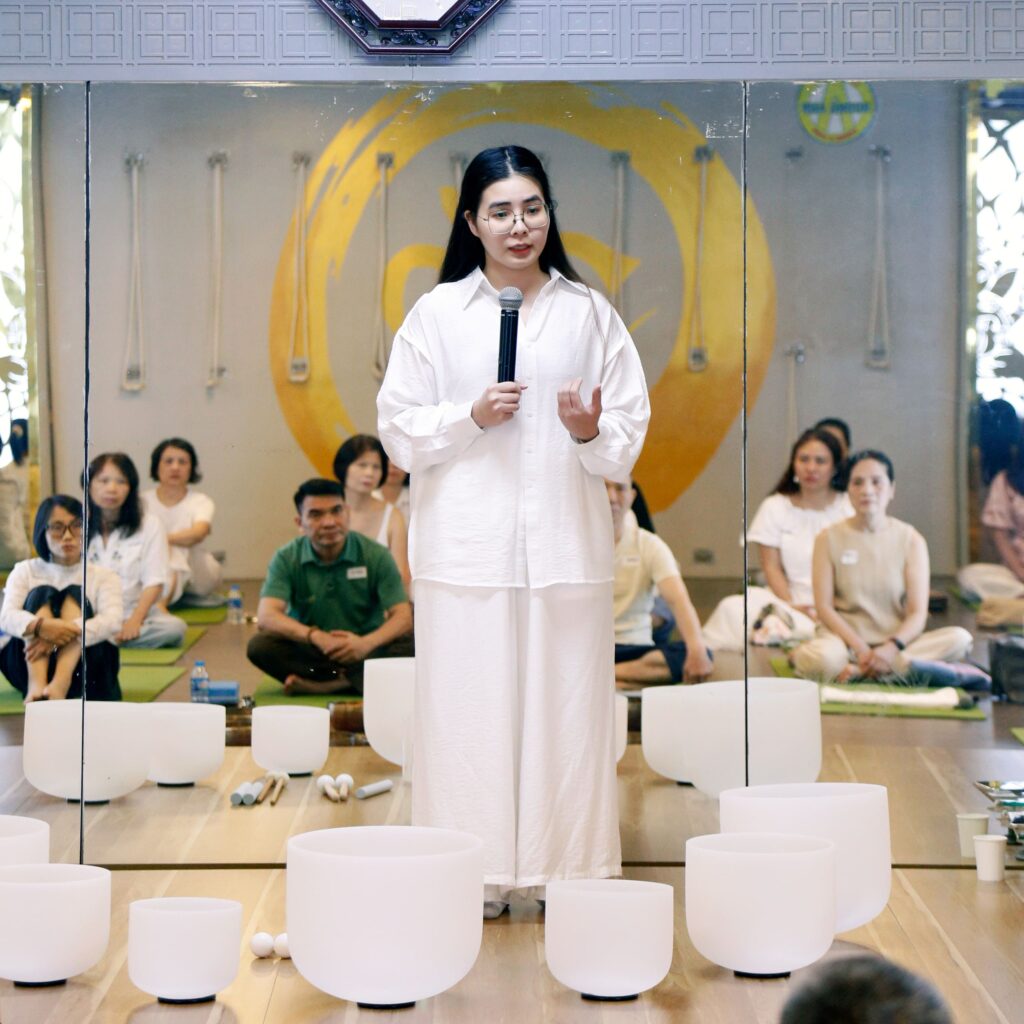 Người phụ nữ phát biểu trước nhóm nhỏ ở phòng.