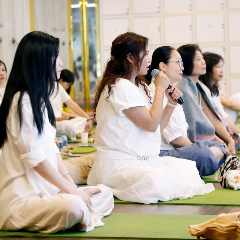 Thảo luận nhóm trong lớp học yoga