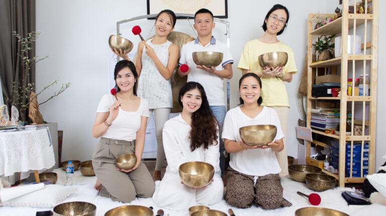 Nhóm người cầm bát chuông trong phòng
