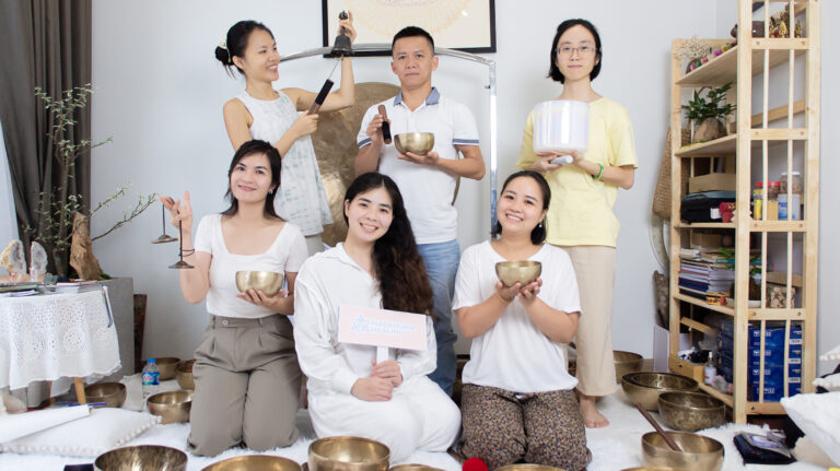 Nhóm người tận hưởng liệu pháp chuông xoay phòng thân