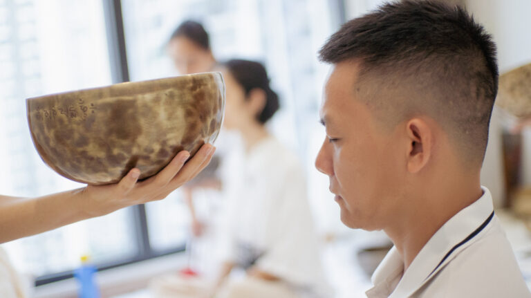 Người đàn ông thiền với chuông Tây Tạng