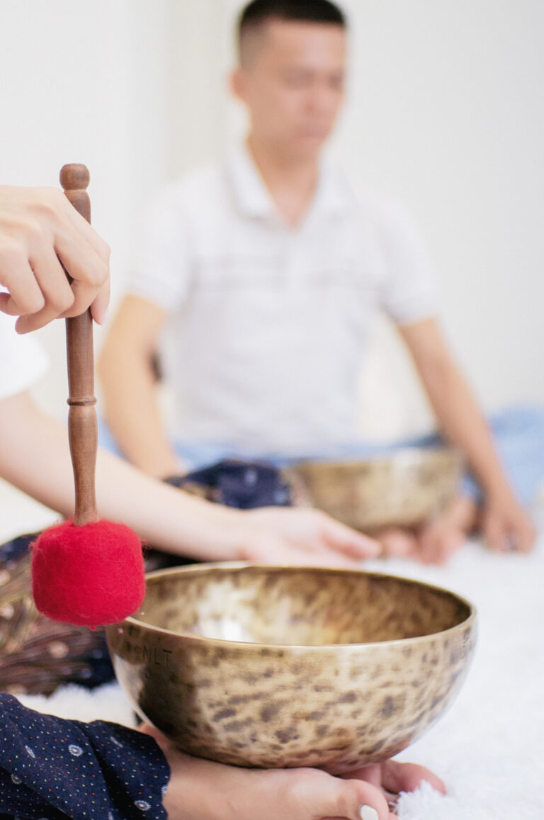 Thiền với chuông Tây Tạng và dùi gõ đỏ