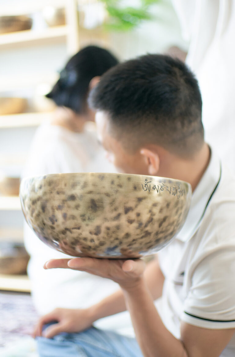 Người cầm bát kiểu Tây Tạng.