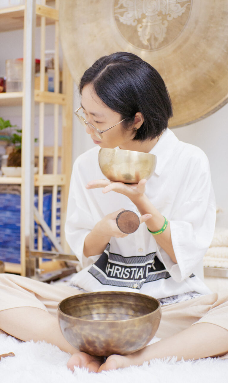 Người chơi bát âm thanh bằng kim loại