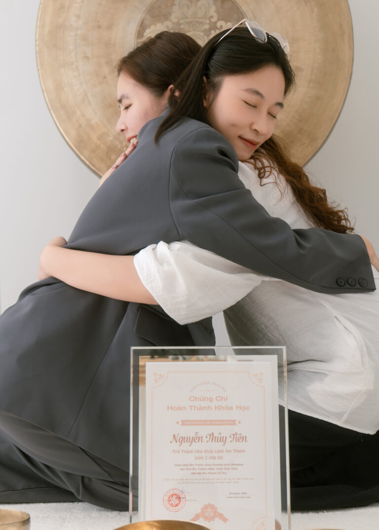 Hai người ôm nhau, chứng chỉ bên dưới.
