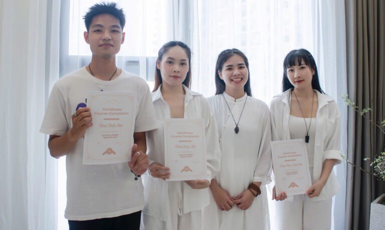 Nhóm người nhận chứng chỉ hoàn thành khóa học.