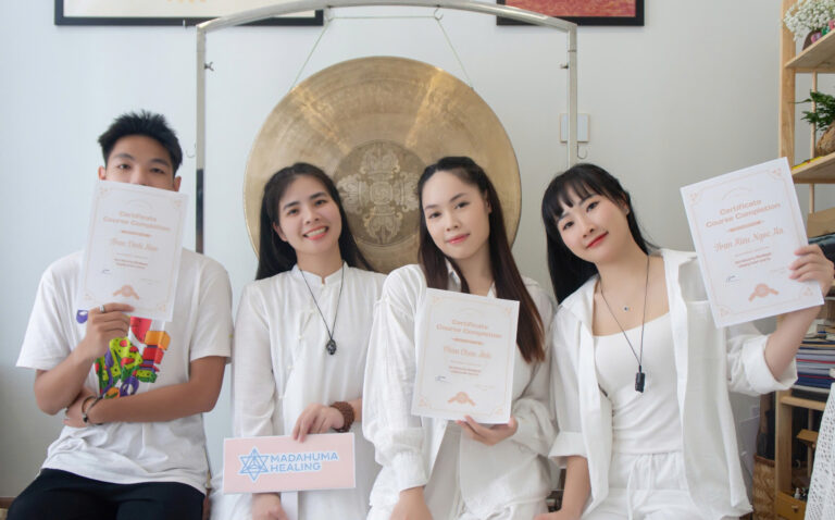 Nhóm người cầm chứng chỉ hoàn thành khóa học.