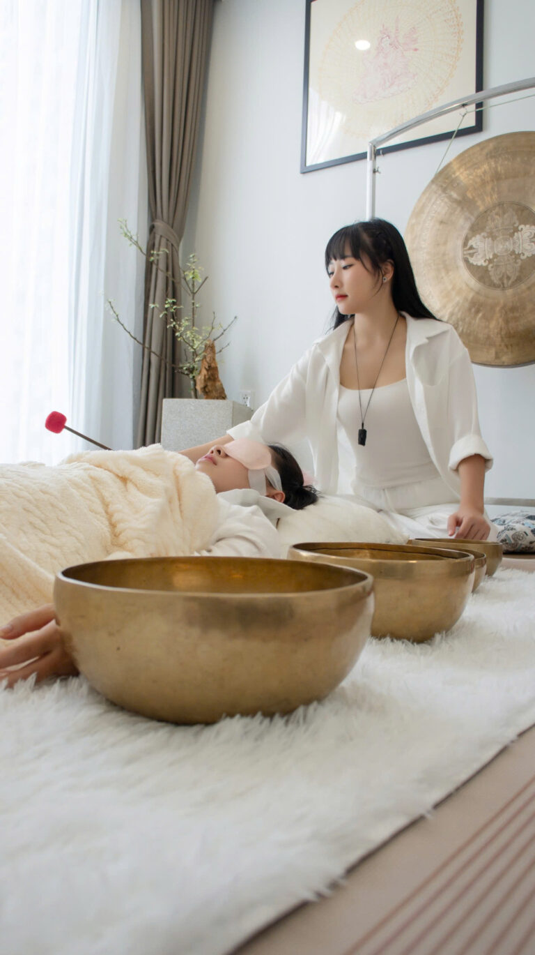Người phụ nữ thư giãn với liệu pháp âm thanh