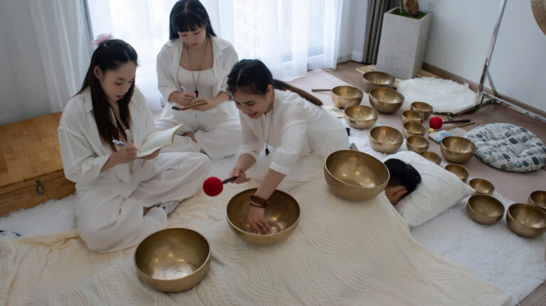 Nhóm phụ nữ thư giãn với bát âm thanh