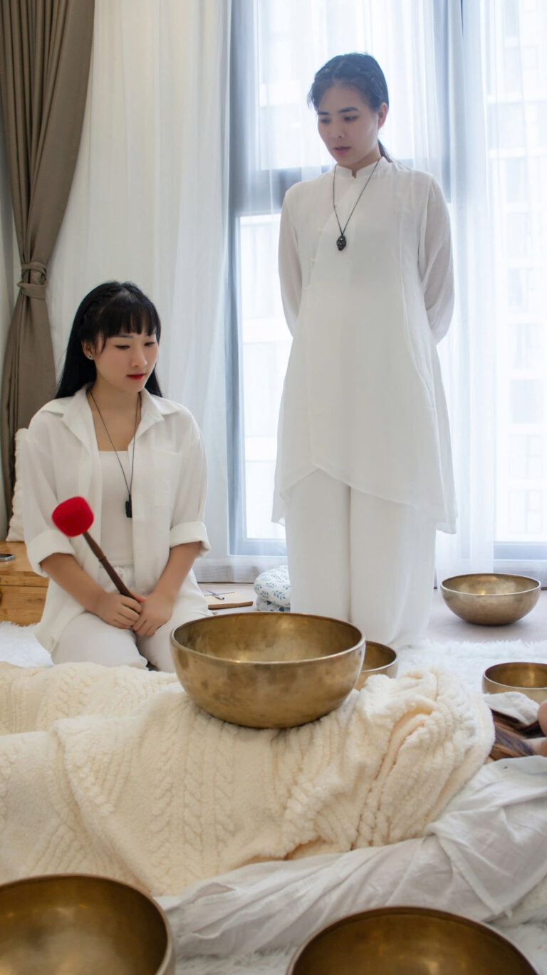 Trị liệu âm thanh bằng bát hát Tây Tạng