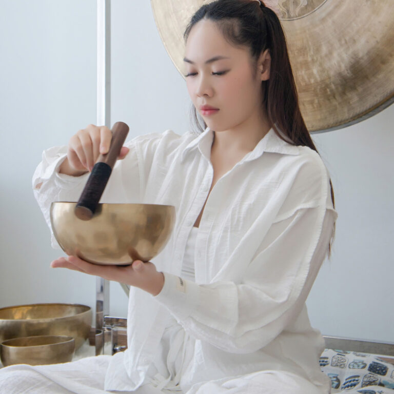 Người chơi bát âm thanh trong không gian thư giãn.