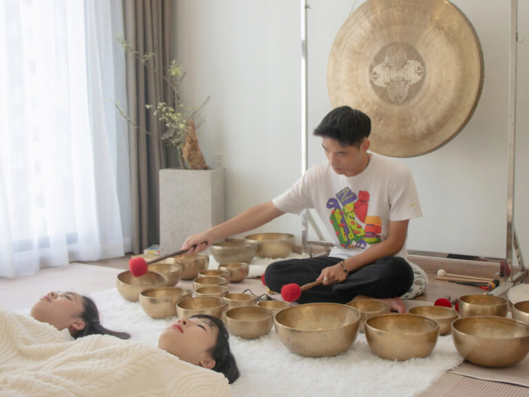 Trị liệu âm thanh với chuông Tây Tạng