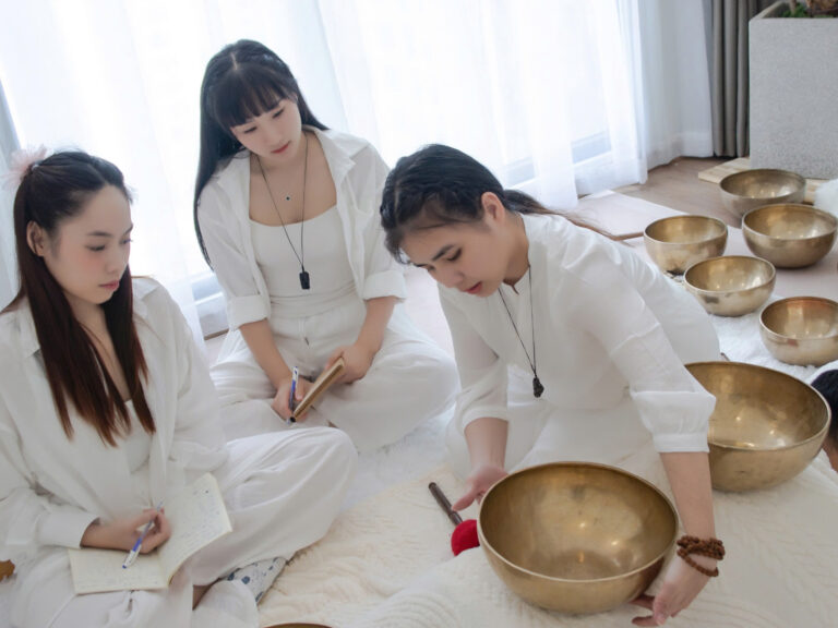 Nhóm phụ nữ chơi chuông xoay trong không gian tĩnh.