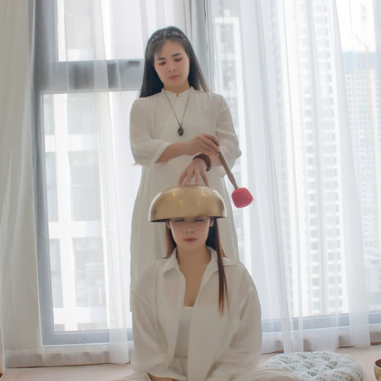 Trị liệu âm thanh với bát đồng thiền