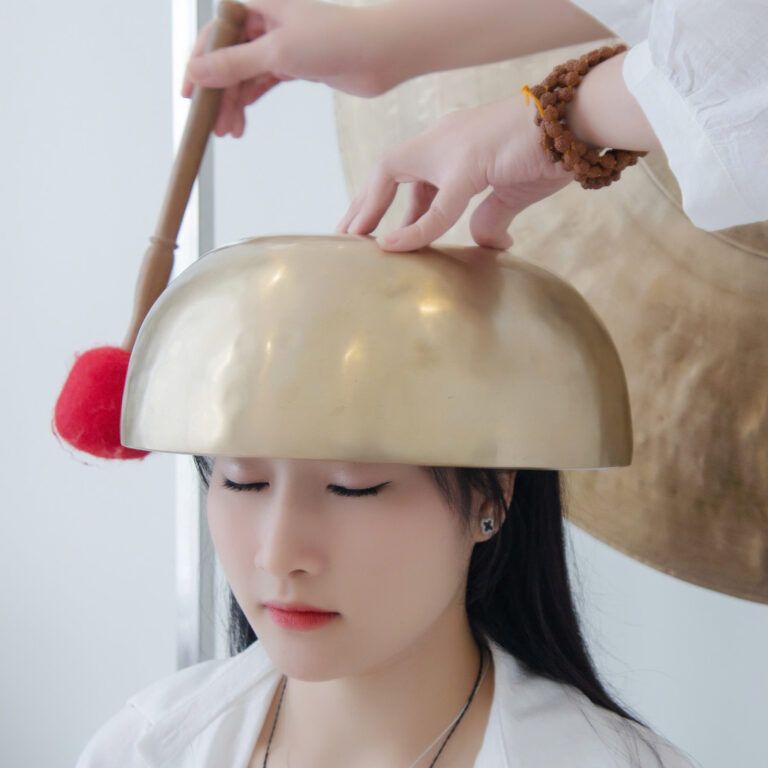 Chữa trị âm thanh với chuông hát trên đầu