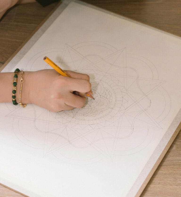 Vẽ mandala trên giấy với bút chì