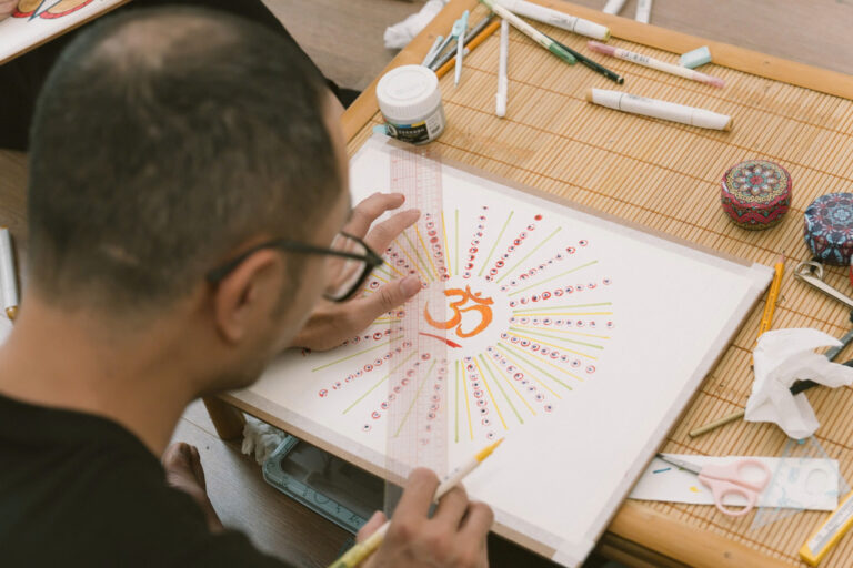 Người vẽ tranh mandala thủ công tỉ mỉ